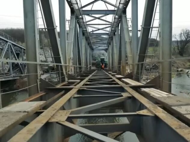В "Укрзалізниці" планируют восстановить железнодорожный мост через реку Ирпень до 8 мая