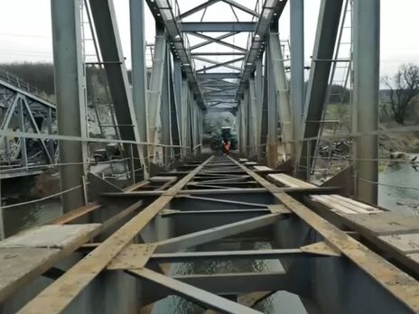 Відновлення мосту через річку Ірпінь дасть змогу повернути залізничне сполучення з низкою міст сателітів Києва, зазначили в "Укрзалізниці"
