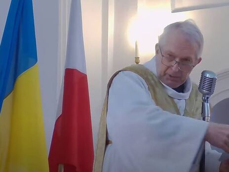 Польский священник во время службы спел вместе с прихожанами 