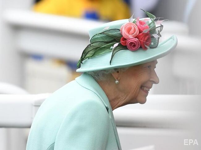 В черном пальто с двумя белыми пони. Королевский дворец обнародовал новое фото Елизаветы II по случаю ее 96-летия