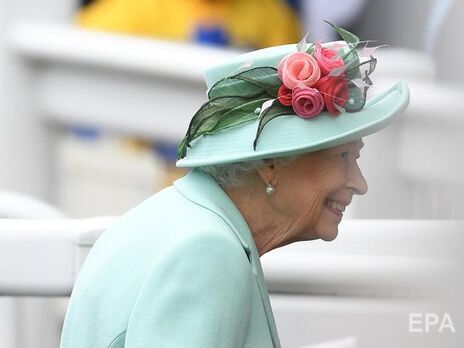 В черном пальто с двумя белыми пони. Королевский дворец обнародовал новое фото Елизаветы II по случаю ее 96-летия