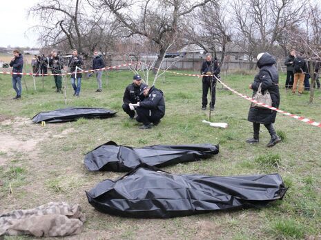В Бородянке обнаружили две братских могилы с телами мирных жителей. В одной была захоронена 15-летняя девушка – полиция