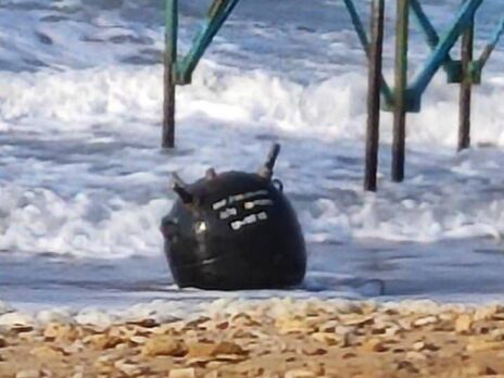 В Одеській області до берега моря прибило міну