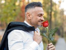 "Скучаю". Хименес-Браво перестал скрывать лицо своей возлюбленной, с которой его разлучила война