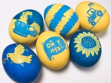 Дизайнер из Литвы презентовала крашанки в цветах украинского флага, изобразив на них известные символы украинской стойкости