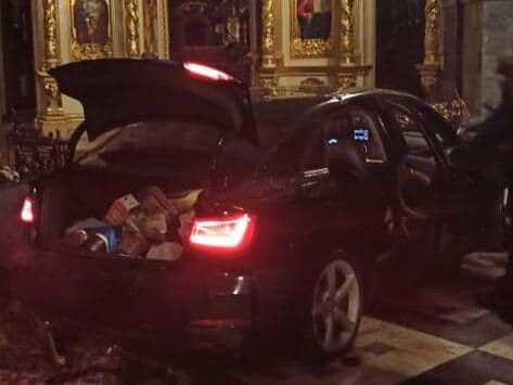 У центрі Тернополя жінка автомобілем в'їхала у святиню УГКЦ – Архикатедральний собор, знищивши плащаницю. Відео