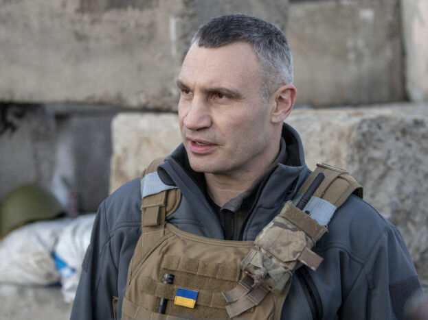 Киев отправил несколько десятков тысяч пасок для переселенцев и защитников – Кличко
