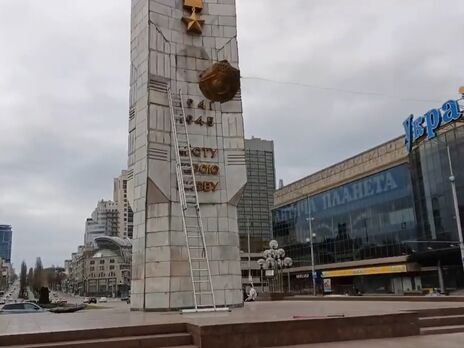 В Киеве со стелы на площади Победы демонтировали изображение Ленина 
