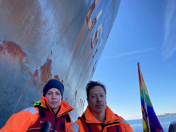 Активисты Greenpeace заблокировали российский танкер в Норвегии