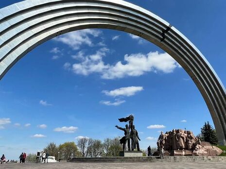 У Києві демонтують скульптуру робітників під Аркою дружби народів. Саму арку перейменують – Кличко