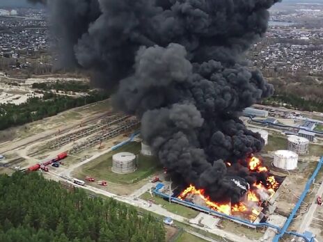 Пожежі на нафтобазах у Брянську зняли з дрона. Вони тривають понад добу. Відео
