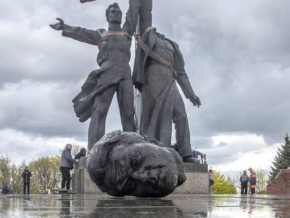 В Киеве начали демонтаж скульптуры под Аркой дружбы народов, голова "российского рабочего" отпала. Фото, видео