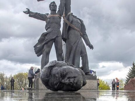 У Києві розпочали демонтаж скульптури під Аркою дружби народів, голова 
