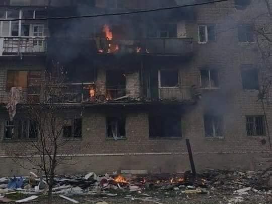 У Лисичанську окупанти навмисно стріляли в школу, в якій ховалося 23 особи – ДСНС