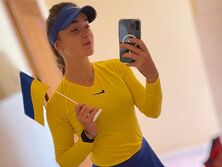 "Справжня любов". Світоліна замовила в кафе в Женеві борщ зі сметаною і знялася на тлі жовто-блакитного серця