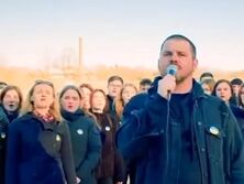 Музиканти з Польщі, Індії, Канади, Південної Кореї, Грузії, США, Італії та інших країн заспівали "Ой, у лузі червона калина" українською мовою. Відео