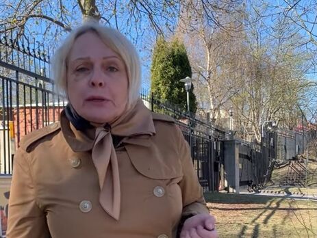 У Швеції уродженка РФ топтала прапор України і нагрубіянила українці. Росіянку звільнили з роботи