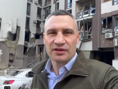 Віталій Кличко: Рятувальники розібрали завали в багатоповерховому будинку в Шевченківському районі. Він новий і ще малонаселений, тому там було небагато мешканців