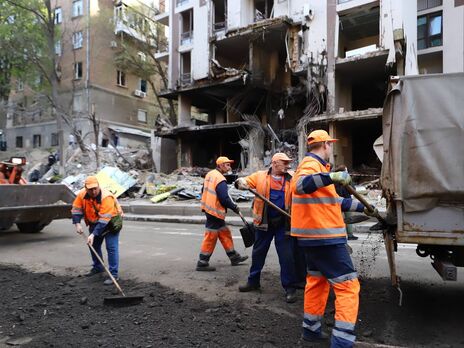 Коммунальные службы убирают последствия ракетного удара по Киеву. Фоторепортаж