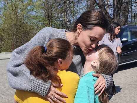 Спілкувалася, гралася та обіймалася. Джолі зустрілася з дітьми з Луганської області в реабілітаційному центрі Борислава. Фото