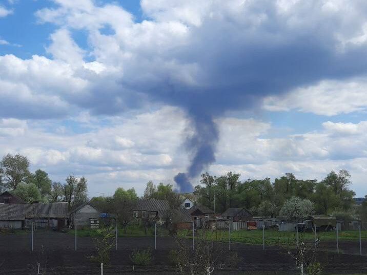 У Бєлгородській області пролунали вибухи, місцева влада заявила про "пожежу на об'єкті міноборони". Фото, відео