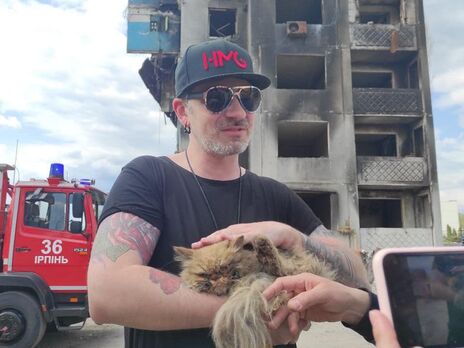 У Бородянці врятували кота, який не міг спуститись із сьомого поверху зруйнованого будинку. Фоторепортаж