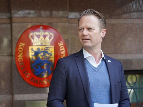 Глава МЗС Данії особисто поставив прапор біля будівлі посольства