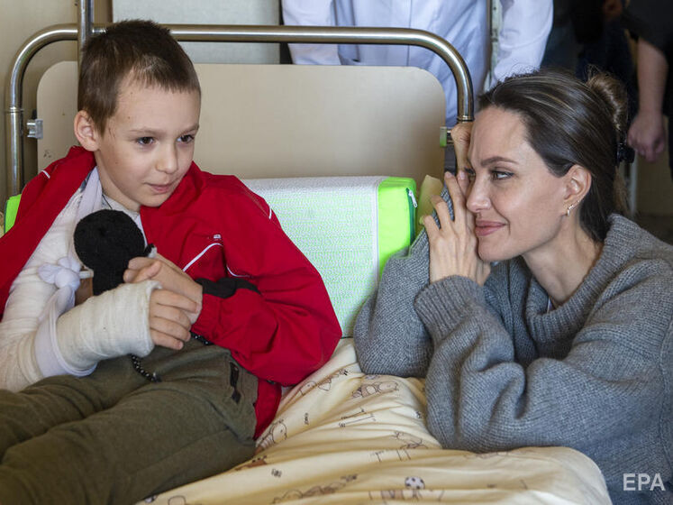 Джолі покинула Україну, таємно відвідавши перед від'їздом дитячий будинок – ЗМІ