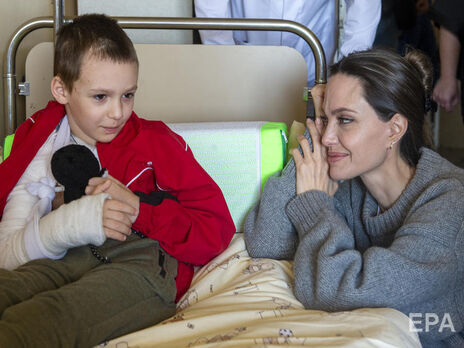 Джоли покинула Украину, тайно посетив перед отъездом детский дом – СМИ