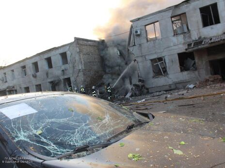Украинские спасатели показали последствия ракетного обстрела Одессы 2 мая. Фото, видео