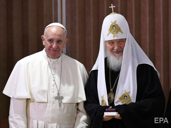 Папа римский призвал патриарха Кирилла "не опускаться до путинского алтарного служки"