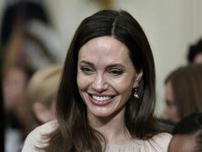 После посещения Джоли львовской кофейни в сети выставили на продажу "недоеденный звездой круассан" за 1 млн грн