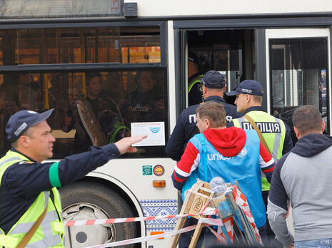Эвакуированные из Мариуполя: Женщинам обещали присылать головы мужей в коробках