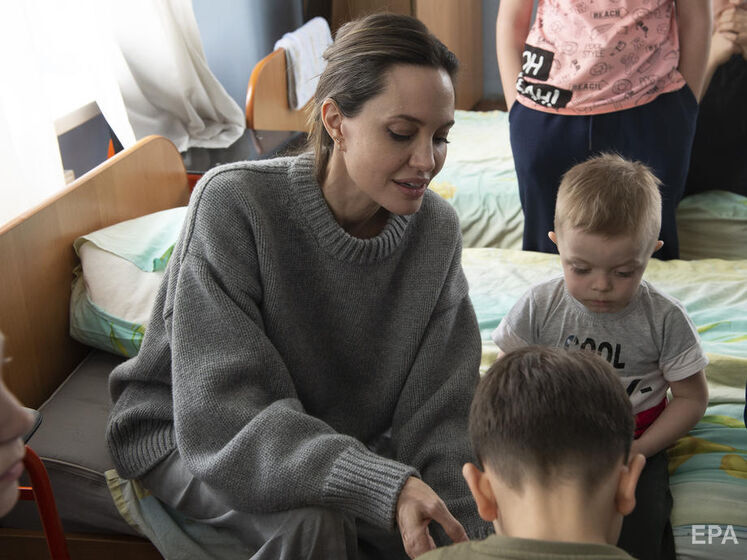 Джоли после визита в Украину показала осколок российской ракеты и рассказала о раненных во время ракетного обстрела Краматорска детях