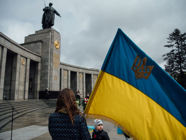 Полиция Берлина разъяснила, что флаги Украины в Берлине разрешены везде, кроме мемориалов Второй мировой – посольство