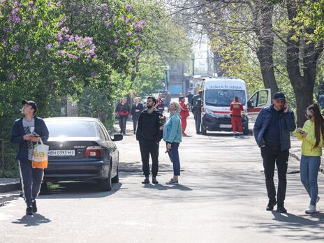 За попередньою інформацією, постраждалих немає. На фото жителі одного з кварталів Одеси, де вибуховою хвилею вибило вікна у будинках
