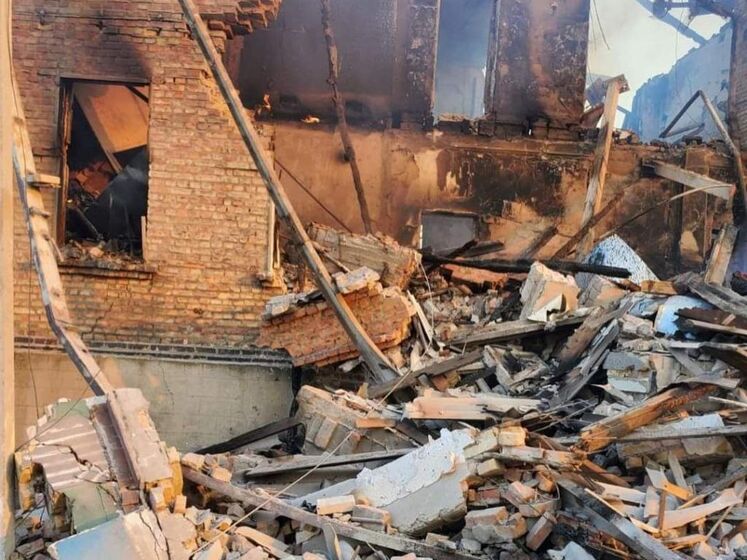 Авиаудар по школе в Белогоровке. В ОГА считают, что все оставшиеся под завалами 60 человек погибли