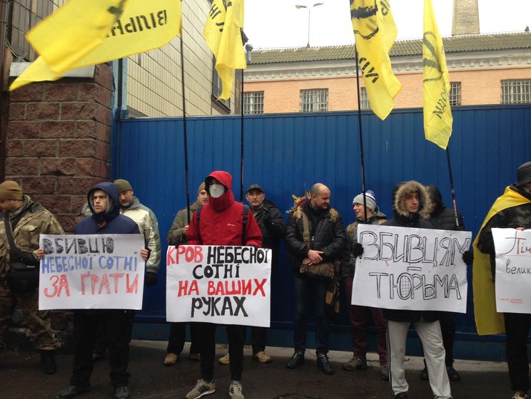 В Киеве несколько десятков человек блокируют выезд экс-беркутовцев из Лукьяновского СИЗО 