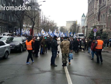 Под зданием НБУ люди в спецодежде не выпускают митингующих с акции протеста