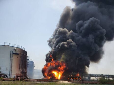 Россияне обстреляли НПЗ в Лисичанске, есть угроза взрыва соседних резервуаров – Гайдай
