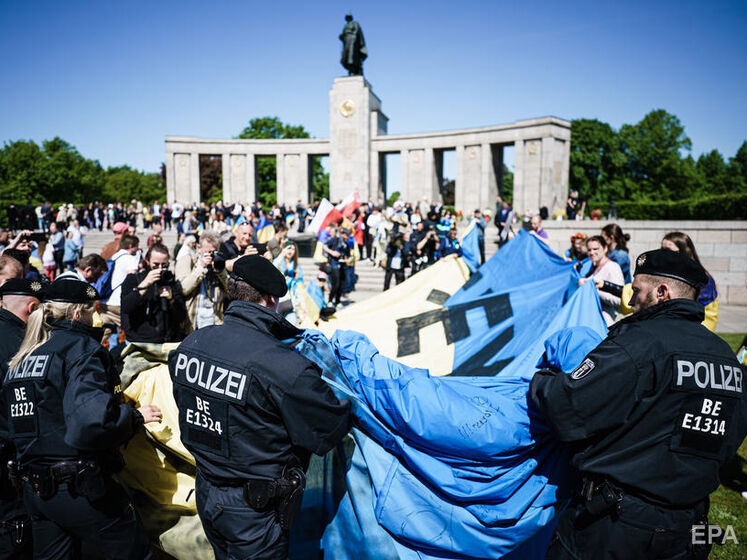У Берліні поліція забрала прапор України в учасників пам'ятної акції. Кулеба назвав це помилкою, Мельник – ганьбою
