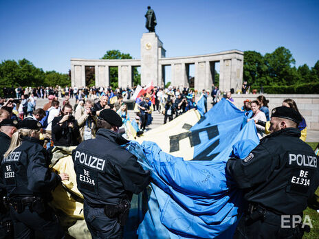 В Берлине полиция забрала флаг Украины у участников памятной акции. Кулеба назвал это ошибкой, Мельник – позором