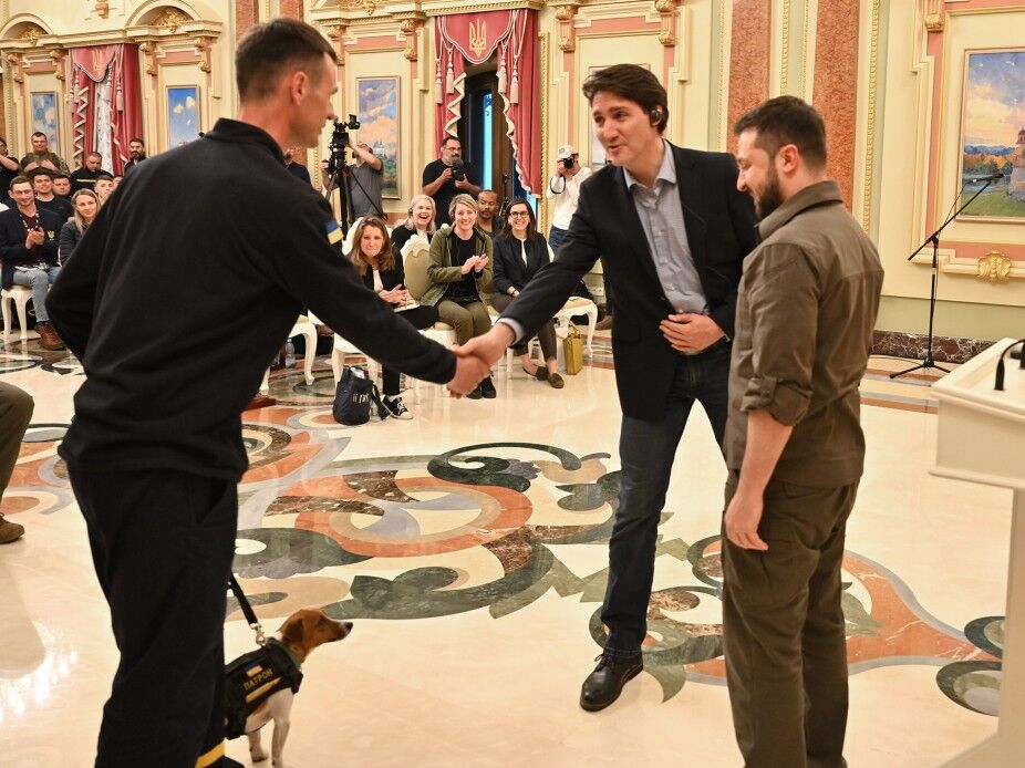 Зеленский в присутствии Трюдо наградил украинских саперов, включая пса Патрона. Фото, видео
