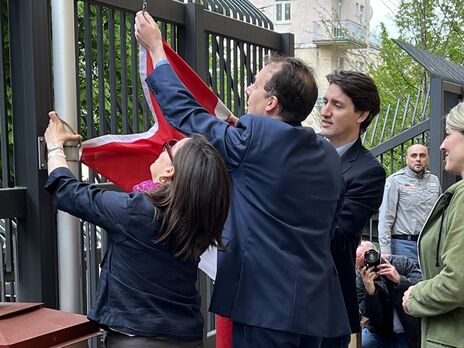 Трюдо (третій ліворуч) узяв участь у церемонії підняття прапора біля будівлі посольства Канади у Києві