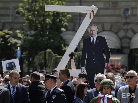 По столице Сербии в честь Дня Победы прошли пророссийские активисты с картонным Путиным