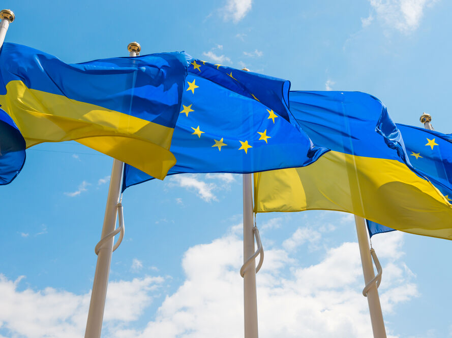 Макрон заявил, что присоединение Украины к ЕС требует времени, и предложил альтернативу. Шольц назвал идею интересной