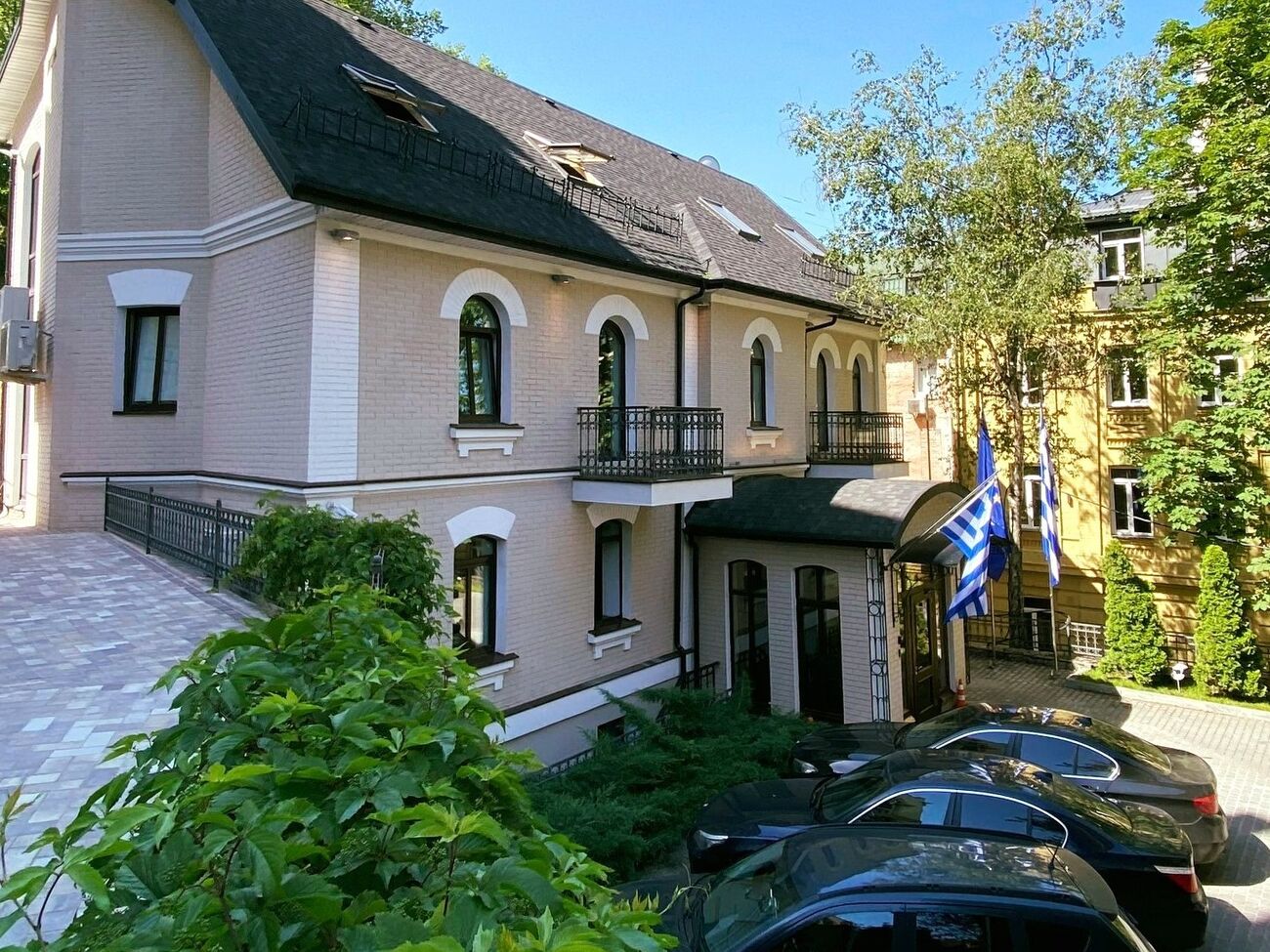 Посольство Греции возобновляет работу в Киеве
