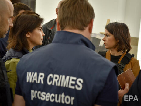 Бербок (праворуч) обговорила з Венедіктовою (ліворуч) допомогу у розслідуванні злочинів окупантів в Україні