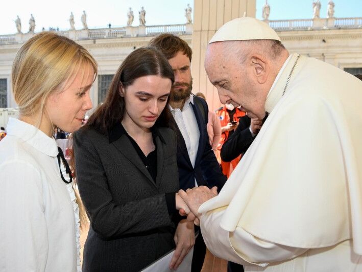 Папа римський зустрівся із дружиною командира полку "Азов" Прокопенка та дружиною офіцера Федосюка