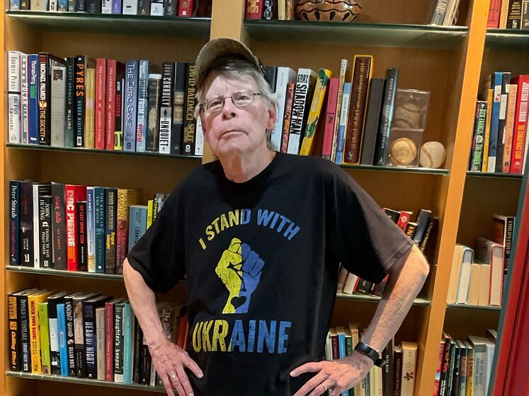 Стівен Кінг позував у кепці із жовто-блакитним написом Ukraine